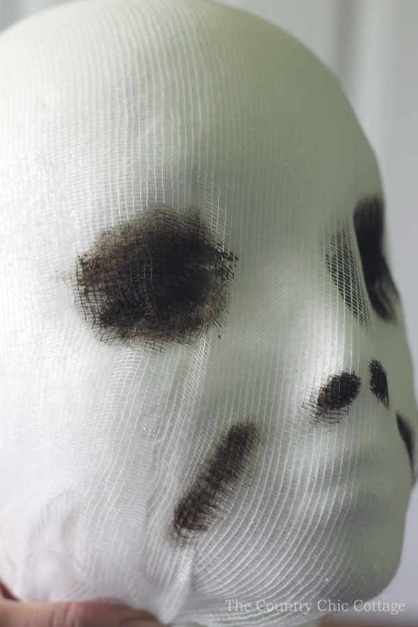 Make this mummy ghost for your Halloween decorations! A fun and spooky addition to your porch!