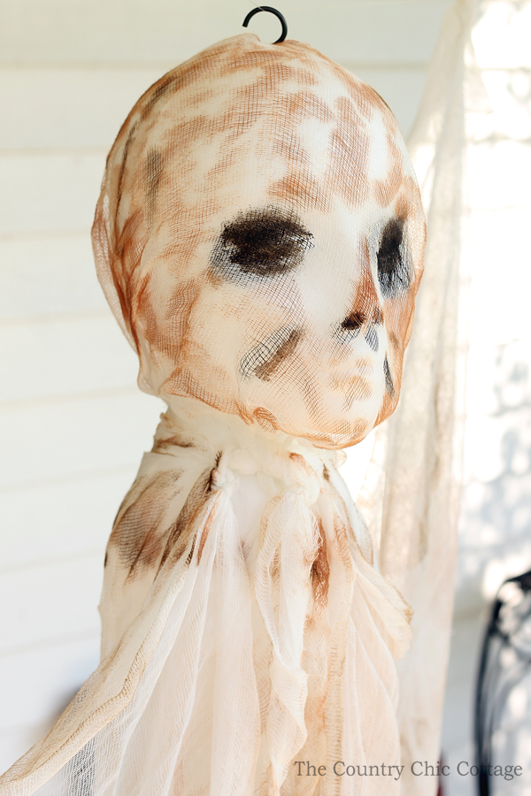 Make this mummy ghost for your Halloween decorations! A fun and spooky addition to your porch!