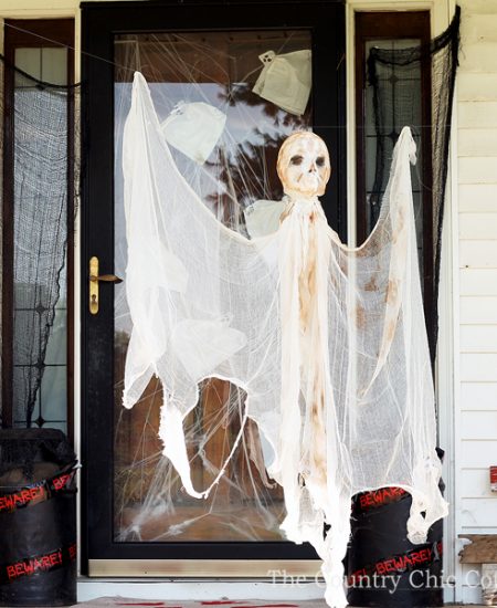 Make this mummy ghost for your Halloween decorations! A fun and spooky addition to your porch!