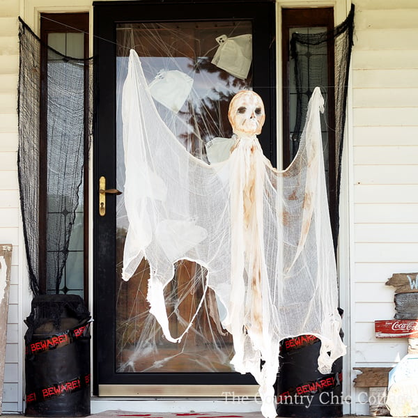 Make this mummy ghost for your Halloween decorations! A fun and spooky addition to your porch!