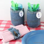 Make this recycled jeans mason jar along with some fun napkin rings for your next picnic or barbeque. A fun craft project that only takes minutes to make!