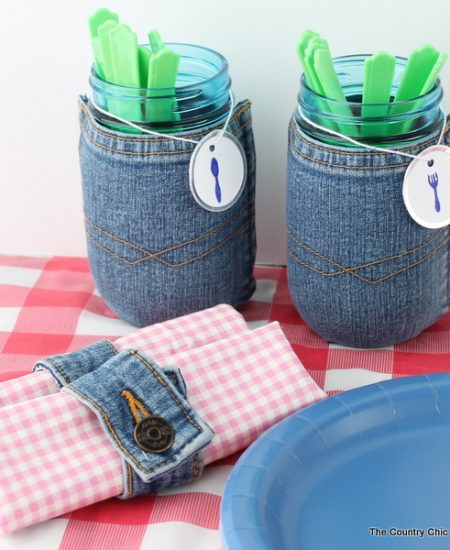 Make this recycled jeans mason jar along with some fun napkin rings for your next picnic or barbeque. A fun craft project that only takes minutes to make!