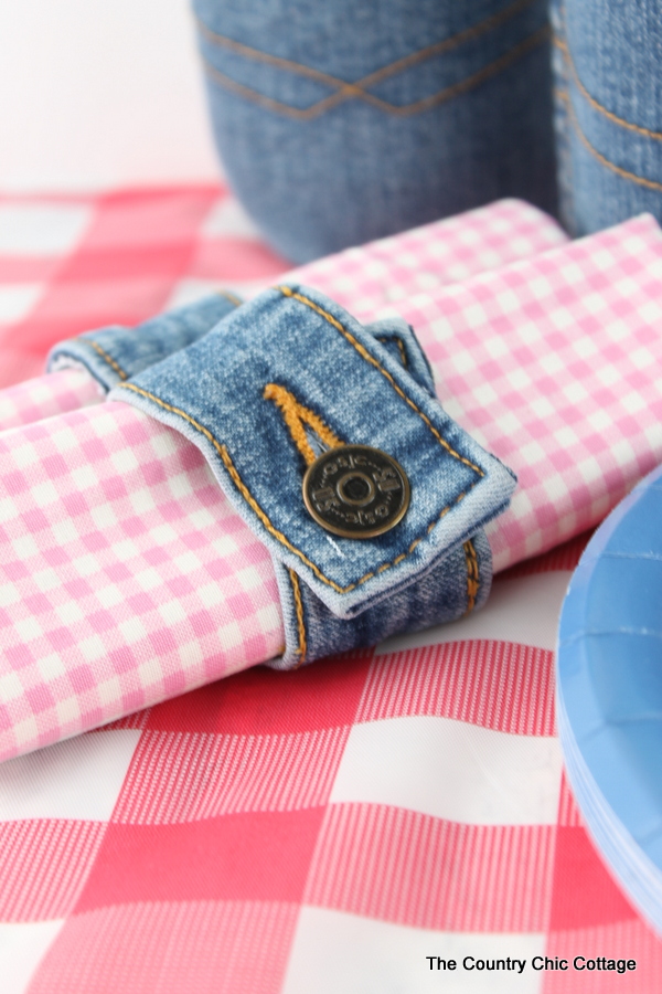 Make this recycled jeans mason jar along with some fun napkin rings for your next picnic or barbeque. A fun craft project that only takes minutes to make!
