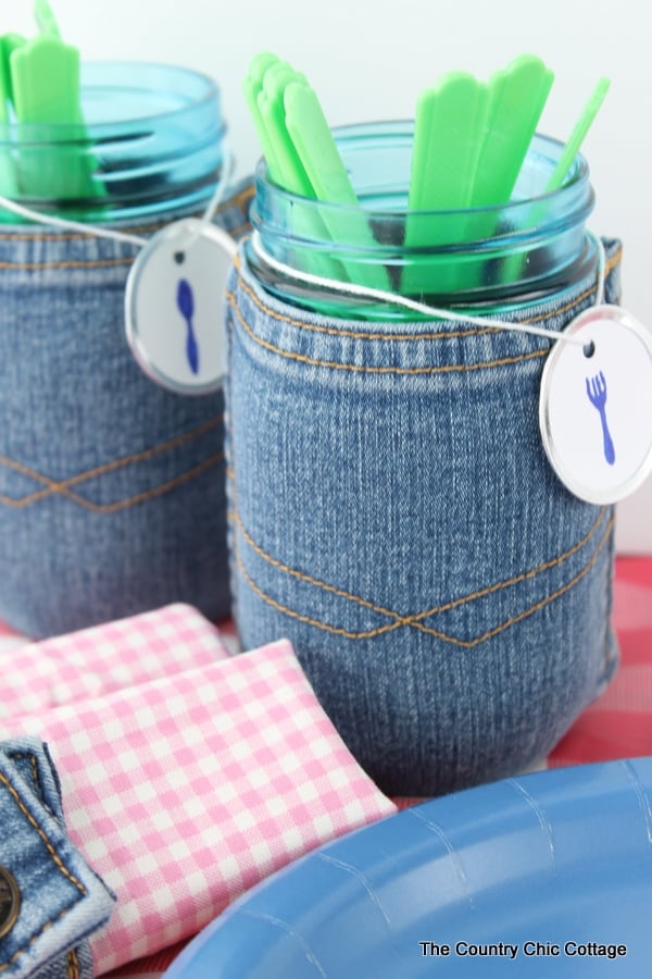 Make this recycled jeans mason jar along with some fun napkin rings for your next picnic or barbeque. A fun craft project that only takes minutes to make!