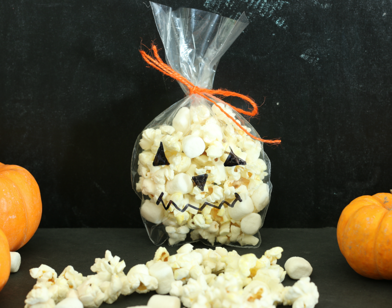 Jack-o-lantern treat bag from cupcakesandcrinoline.com