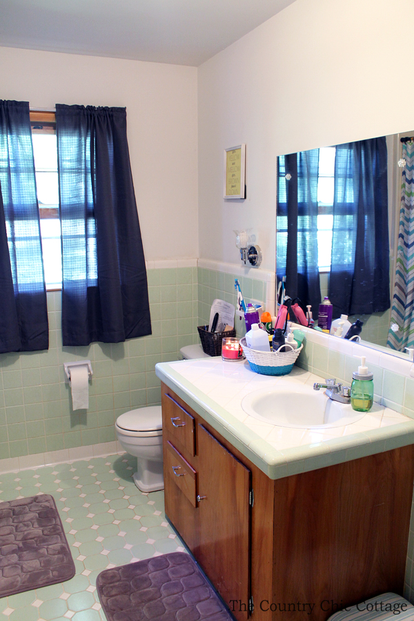 An amazing bathroom remodel using a Bath Fitter installation. Great ideas here on decor as well! Plus a testimonial on what really happens with Bath Fitter.