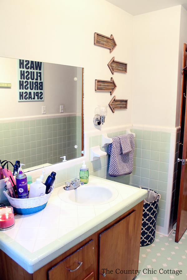 An amazing bathroom remodel using a Bath Fitter installation. Great ideas here on decor as well! Plus a testimonial on what really happens with Bath Fitter.