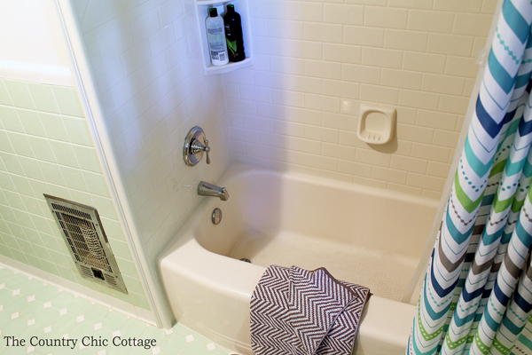 An amazing bathroom remodel using a Bath Fitter installation. Great ideas here on decor as well! Plus a testimonial on what really happens with Bath Fitter.