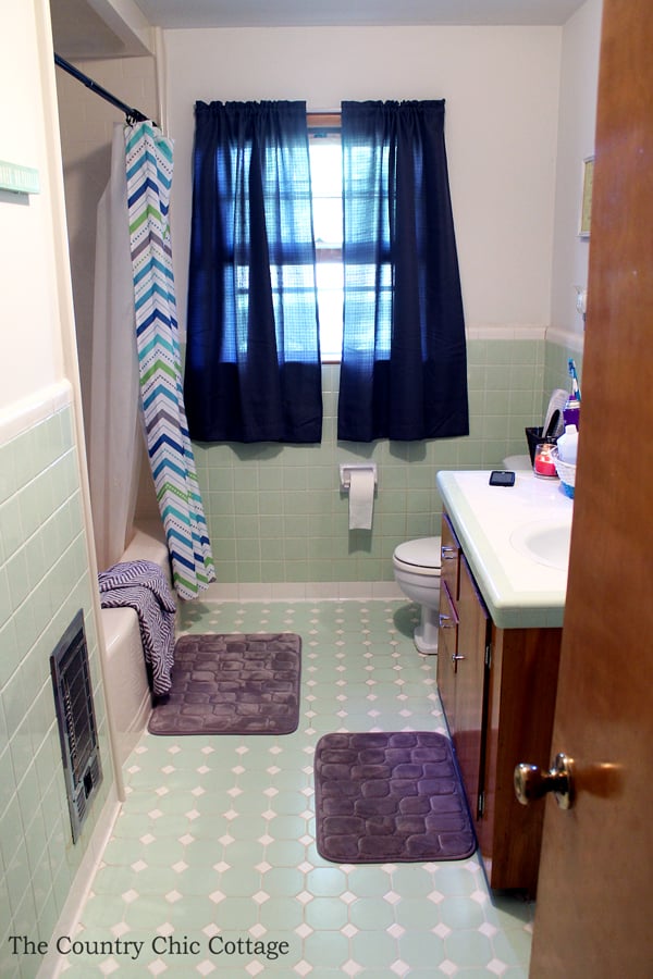 An amazing bathroom remodel using a Bath Fitter installation. Great ideas here on decor as well! Plus a testimonial on what really happens with Bath Fitter.