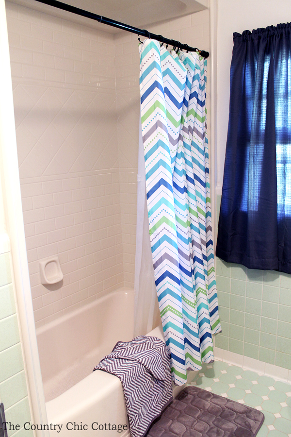 An amazing bathroom remodel using a Bath Fitter installation. Great ideas here on decor as well! Plus a testimonial on what really happens with Bath Fitter.