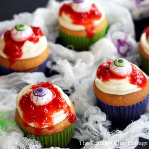 Make these bloody eye cupcakes for your Halloween!