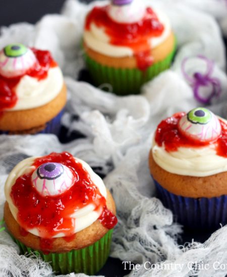 Make these bloody eye cupcakes for your Halloween!