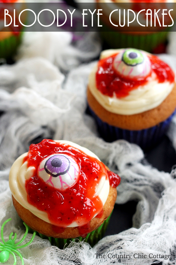 Make these bloody eye cupcakes for your Halloween!