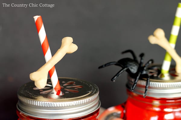 Use clay to make these skeleton bone party straws for any Halloween party. A quick and easy craft that looks spooky added to Halloween decor. Make these bone party straws for your Halloween party! This looks really easy!