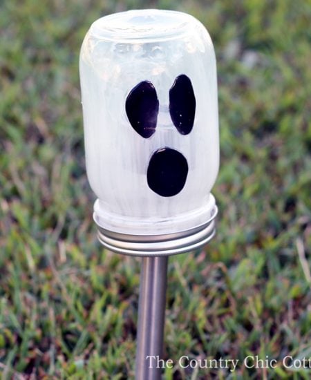 Make these ghost solar lights from a mason jar for Halloween!