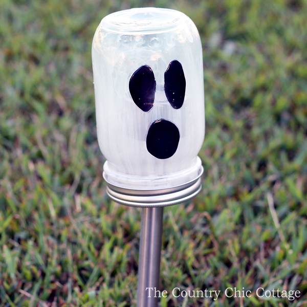 Make these ghost solar lights from a mason jar for Halloween!
