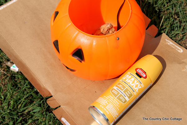 Make this pumpkin planter for your fall garden!  A quick and easy project that is perfect for fall!