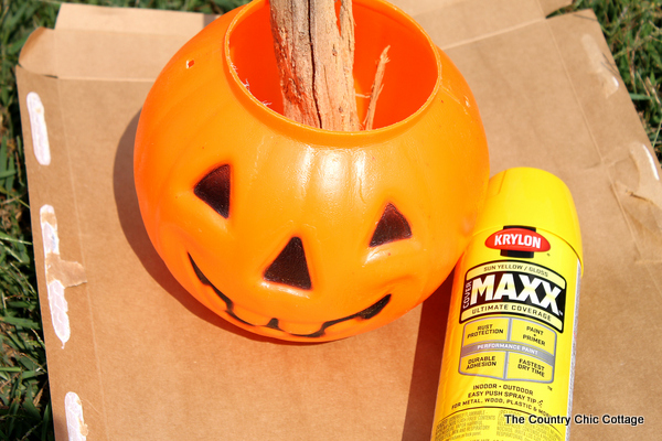 Make this pumpkin planter for your fall garden!  A quick and easy project that is perfect for fall!