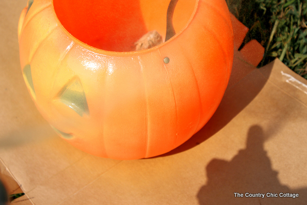 Make this pumpkin planter for your fall garden!  A quick and easy project that is perfect for fall!