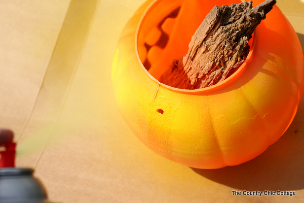 Make this pumpkin planter for your fall garden!  A quick and easy project that is perfect for fall!