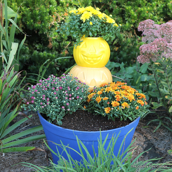 Make this pumpkin planter for your fall garden!  A quick and easy project that is perfect for fall!
