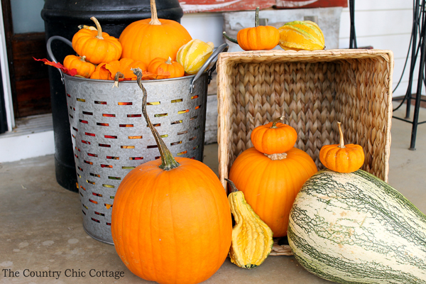 Outdoor fall decor -- perfect for the porch!