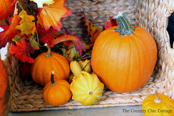 Outdoor fall decor -- perfect for the porch!