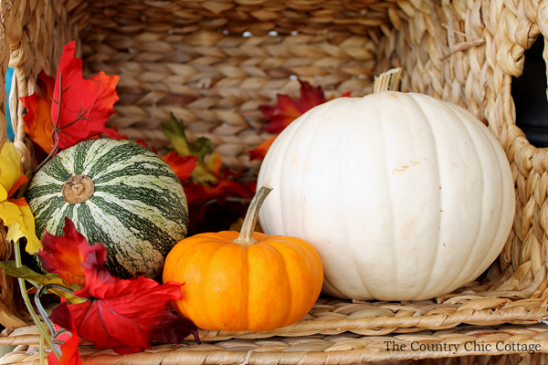 Outdoor fall decor -- perfect for the porch!