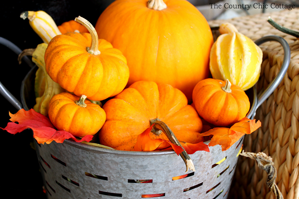 Outdoor fall decor -- perfect for the porch!