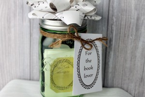 Make this book lover gift in a jar in just a few minutes! Great idea for a Christmas gift!