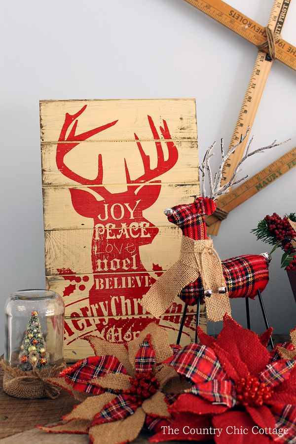 Loving these rustic Christmas mantel decorating ideas! Mason jars, burlap, and barnwood.....my favorite combination!