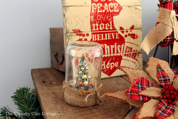 Loving these rustic Christmas mantel decorating ideas! Mason jars, burlap, and barnwood.....my favorite combination!