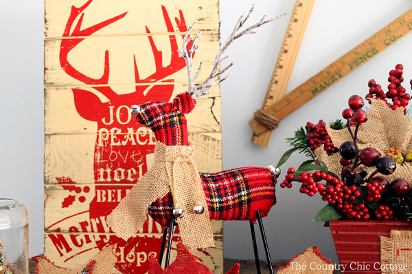 Loving these rustic Christmas mantel decorating ideas! Mason jars, burlap, and barnwood.....my favorite combination!