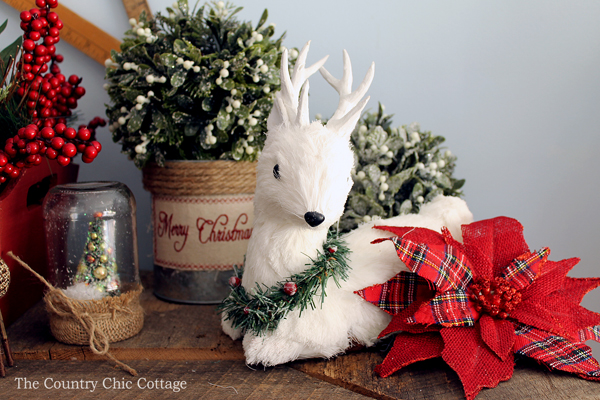 Loving these rustic Christmas mantel decorating ideas! Mason jars, burlap, and barnwood.....my favorite combination!