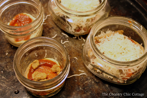 Make this mason jar pizza appetizer for holiday parties or a fun weeknight meal!