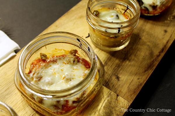 Make this mason jar pizza appetizer for holiday parties or a fun weeknight meal!