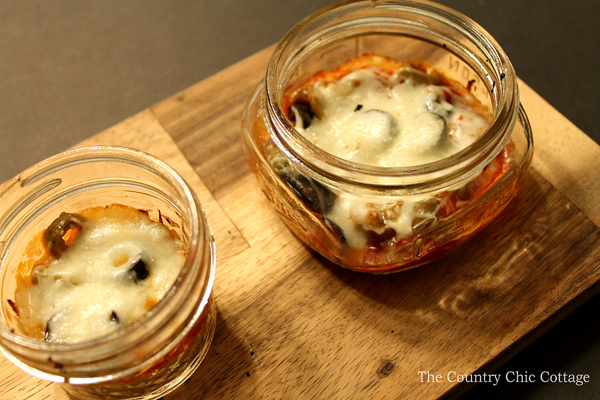 Make this mason jar pizza appetizer for holiday parties or a fun weeknight meal!