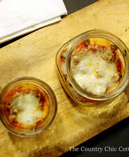 Make this mason jar pizza appetizer for holiday parties or a fun weeknight meal!