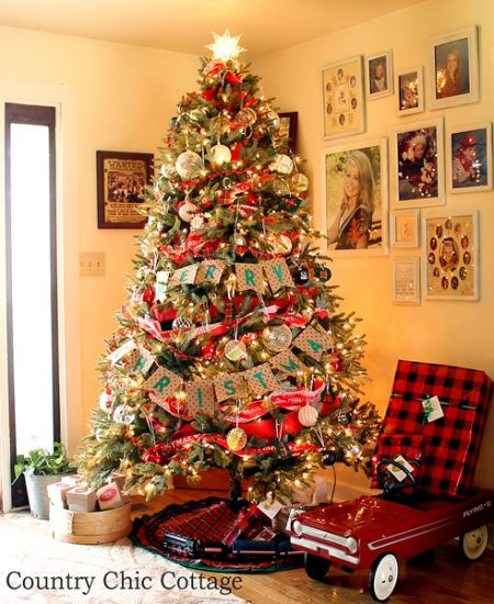 I am in love with this rustic farmhouse Christmas tree! Includes plaid ornaments that anyone can make!