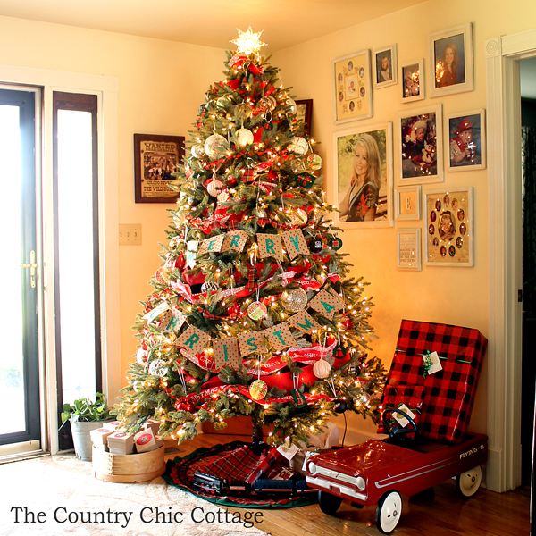 https://www.thecountrychiccottage.net/wp-content/uploads/2015/11/rustic-farmhouse-christmas-tree-with-plaid-ornaments-001.jpg?utm_source=chatgpt.com
