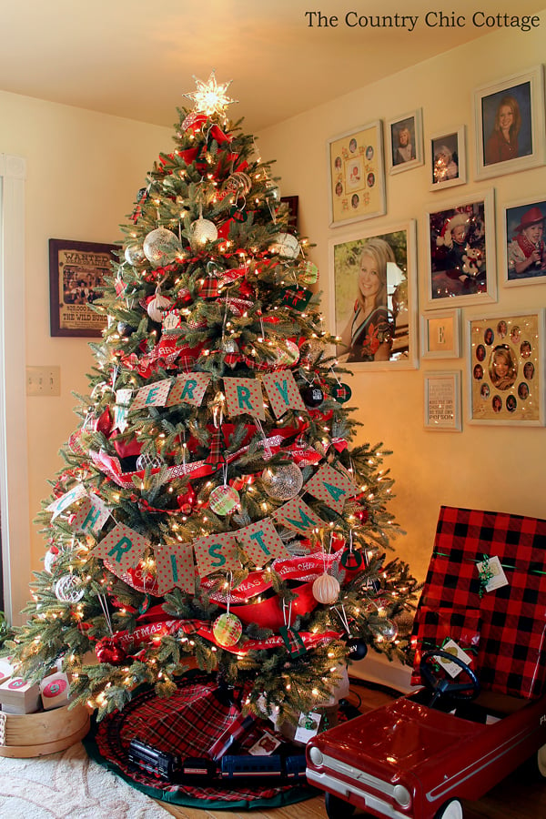 I am in love with this rustic farmhouse Christmas tree! Includes plaid ornaments that anyone can make!