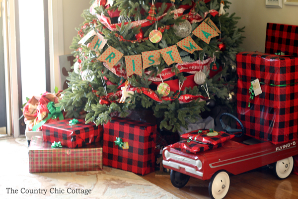 Come visit a rustic farmhouse Christmas home tour!