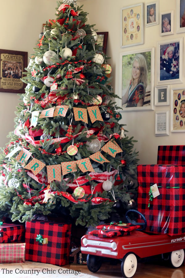 Come visit a rustic farmhouse Christmas home tour!