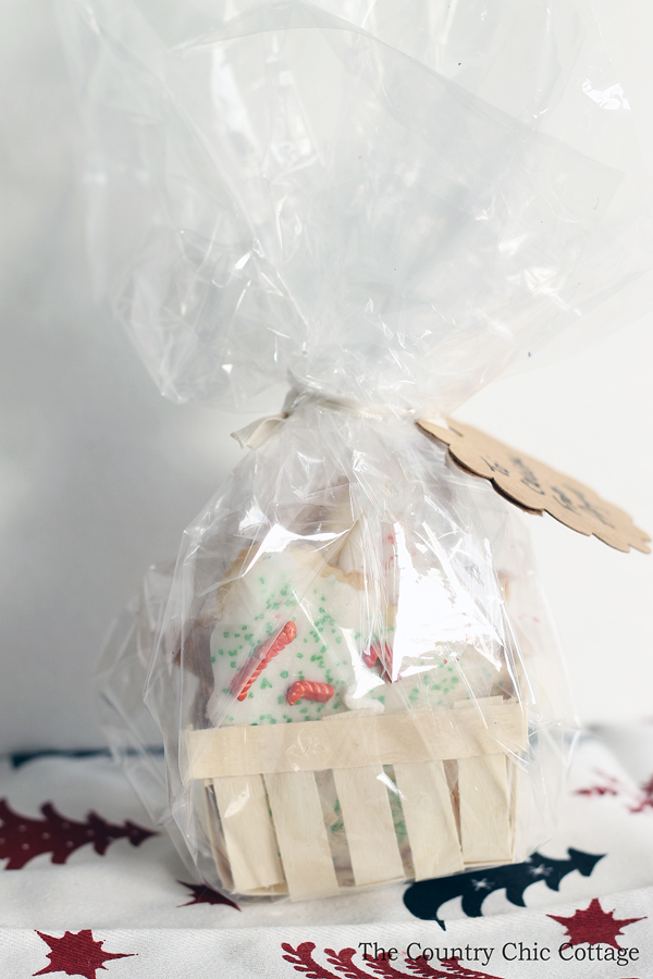 How to wrap edible gifts for the holidays! Use these great ideas to give cookies and more for Christmas to everyone on your gift giving list!