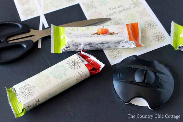 Print these bar gift wrappers for free and wrap a bar for a holiday gift idea! These are perfect for teachers, coaches, mail men, neighbors and so much more! Tell the they are simply perfect!