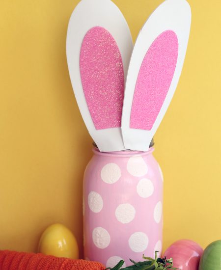 A cute Easter mason jar perfect for your spring decor!