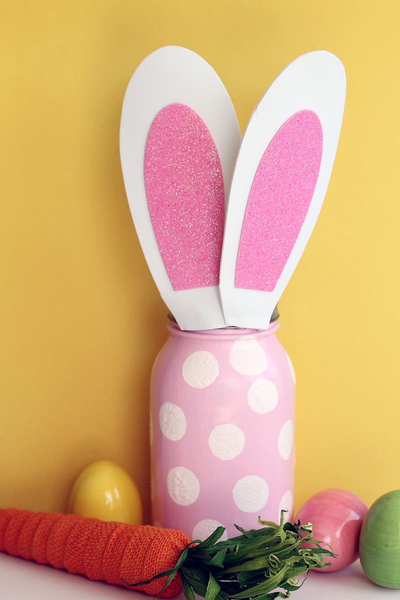 A cute Easter mason jar perfect for your spring decor!