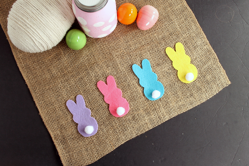 Make this burlap table runner for Easter! A quick and easy addition to your spring decor!