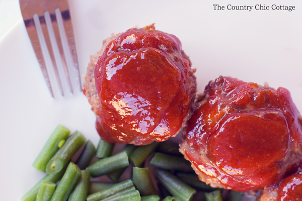 Make these mini cheddar meatloaves in a muffin tin! A great way to eat meatloaf! Plus this meatloaf recipe is delicious with a zesty sauce on the top!