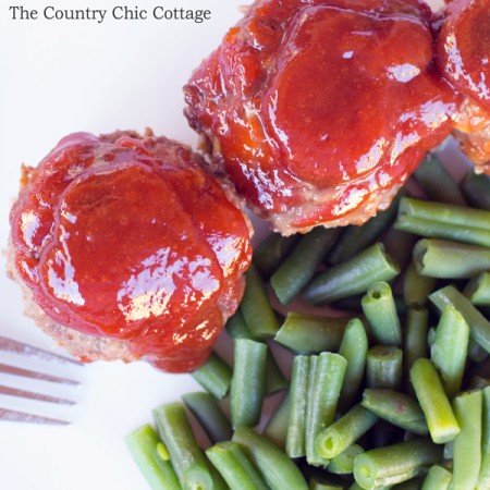 Make these mini cheddar meatloaves in a muffin tin! A great way to eat meatloaf! Plus this meatloaf recipe is delicious with a zesty sauce on the top!